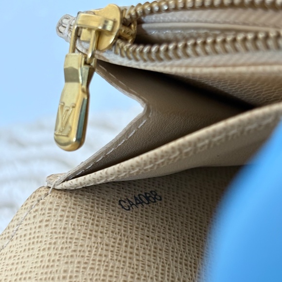 Louis Vuitton Damier Azur Sarah Wallet – Authentic, Excellent Condition, CA4088 - Picture 11 of 11